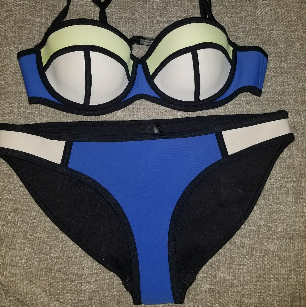 Triangl Bikini Size M